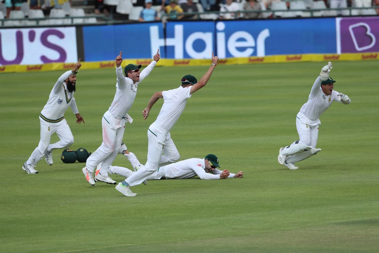 The South Africa players celebrate after Faf du Plessis completes the winning catch, South Africa v India, 1st Test, Cape Town, 4th day, January 8, 2018