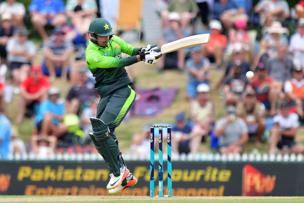 Shadab Khan plays a pull shot, New Zealand v Pakistan, 2nd ODI, Nelson, January 9, 2018