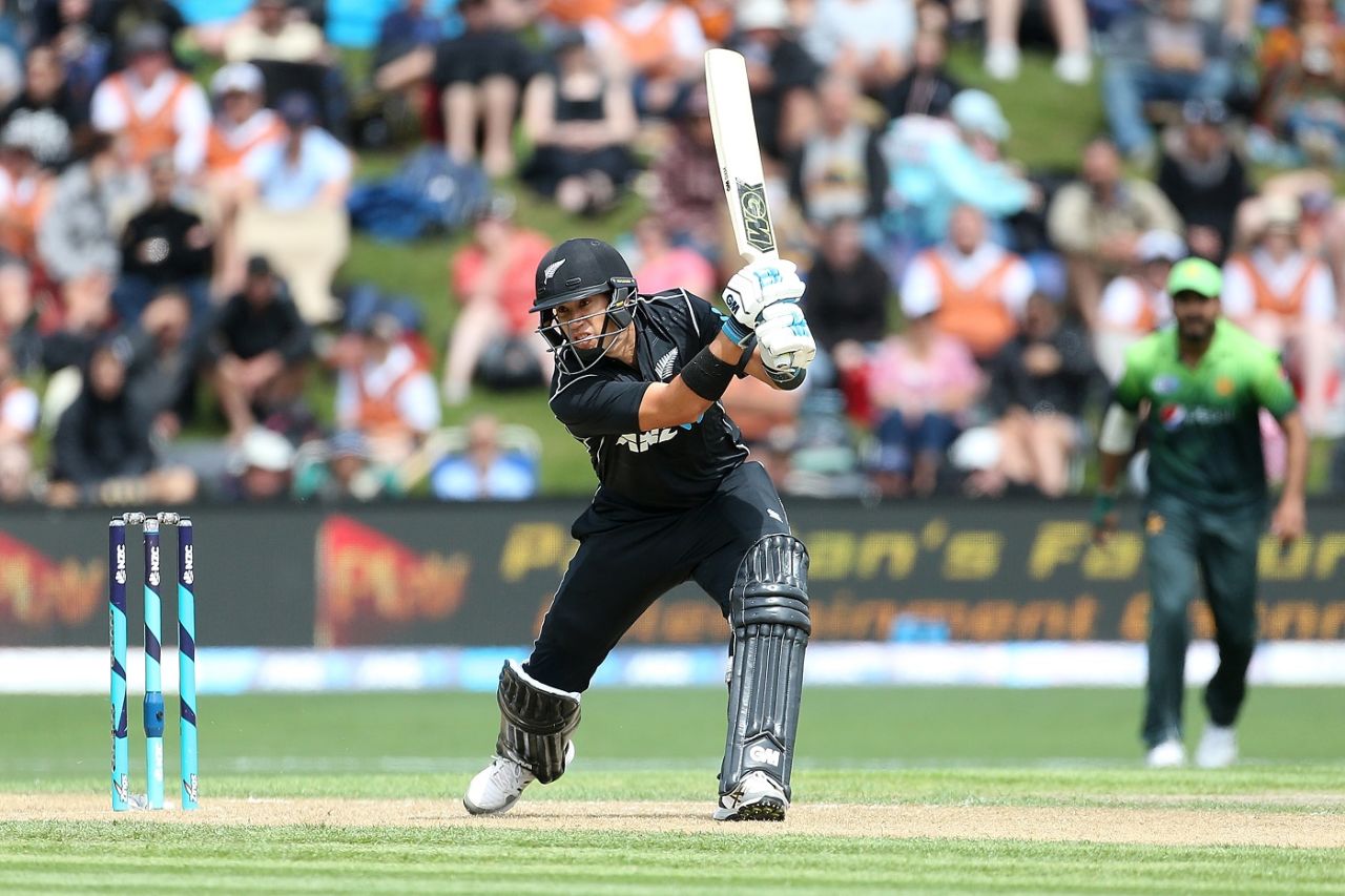 Ross Taylor kept New Zealand ticking with a brisk half-century, New Zealand v Pakistan, 3rd ODI, Dunedin, January 13, 2018