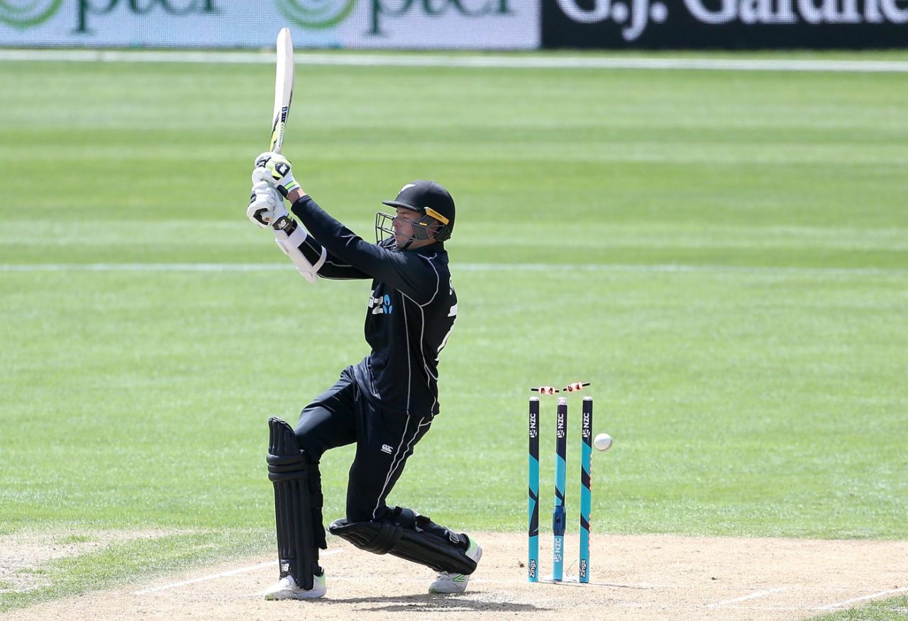 Mitchell Santner was bowled by Hasan Ali, New Zealand v Pakistan, 3rd ODI, Dunedin, January 13, 2018