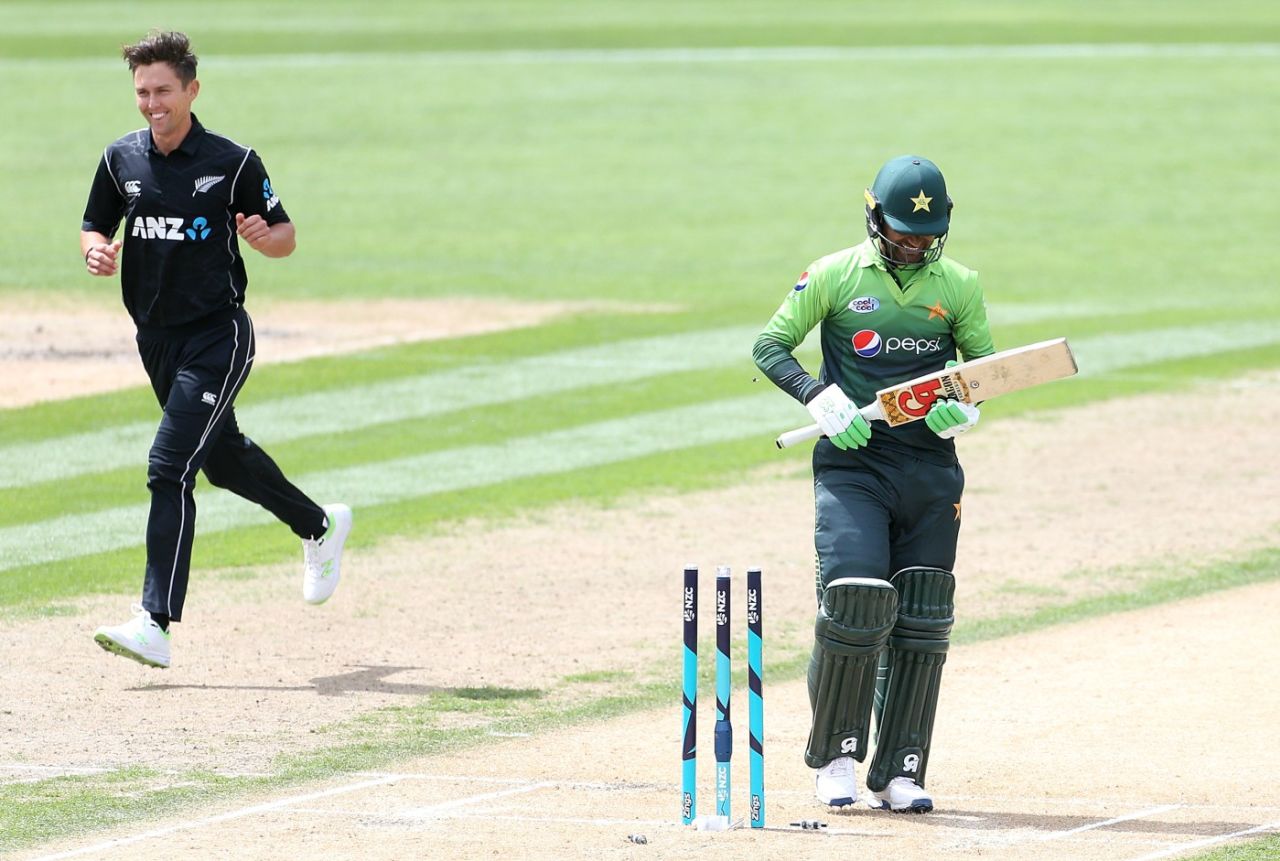 Fakhar Zaman was bowled by Trent Boult in the fourth over, New Zealand v Pakistan, 3rd ODI, Dunedin, January 13, 2018