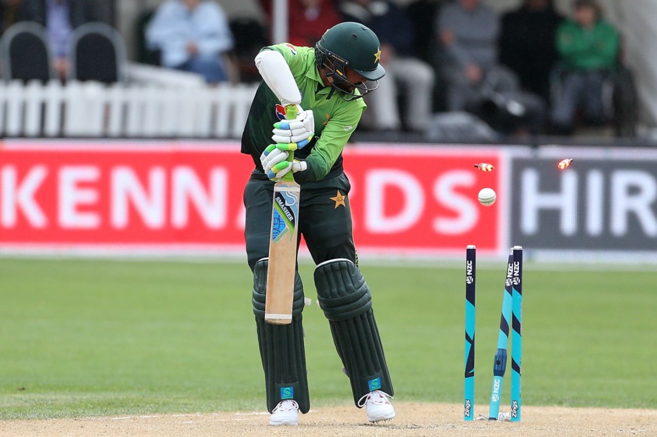 Mohammad Amir's outside edge found the middle stump, New Zealand v Pakistan, 3rd ODI, Dunedin, January 13, 2018