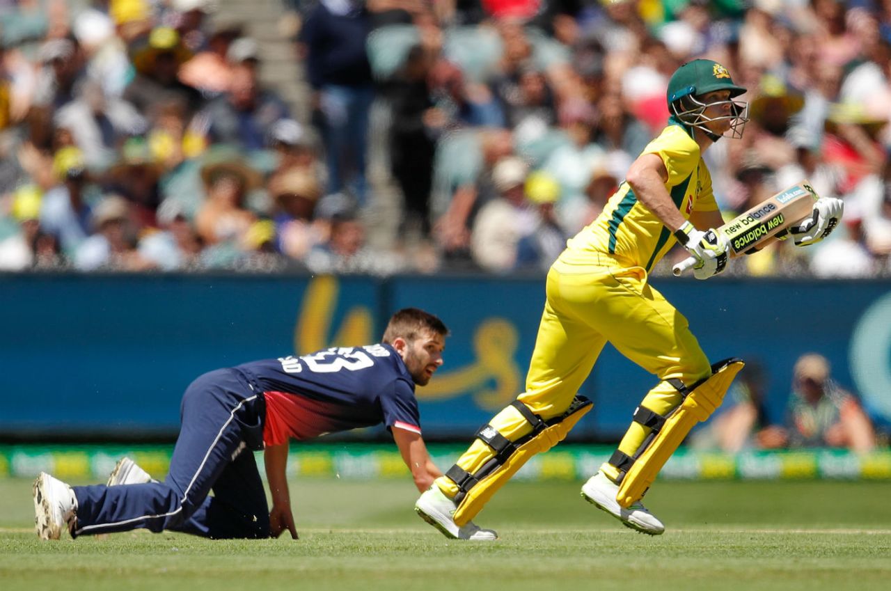 Mark Wood loses his footing at the MCG, Australia v England, 1st ODI, Melbourne, January 14, 2018