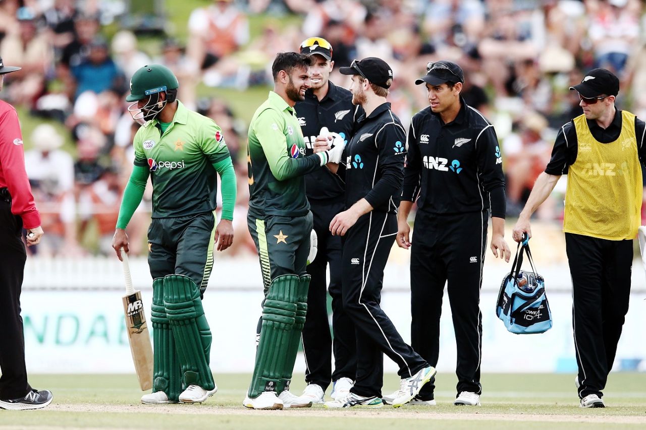 Kane Williamson checks on Shoaib Malik's well-being after the latter was hit on the head, New Zealand v Pakistan, 4th ODI, Hamilton, January 16, 2018