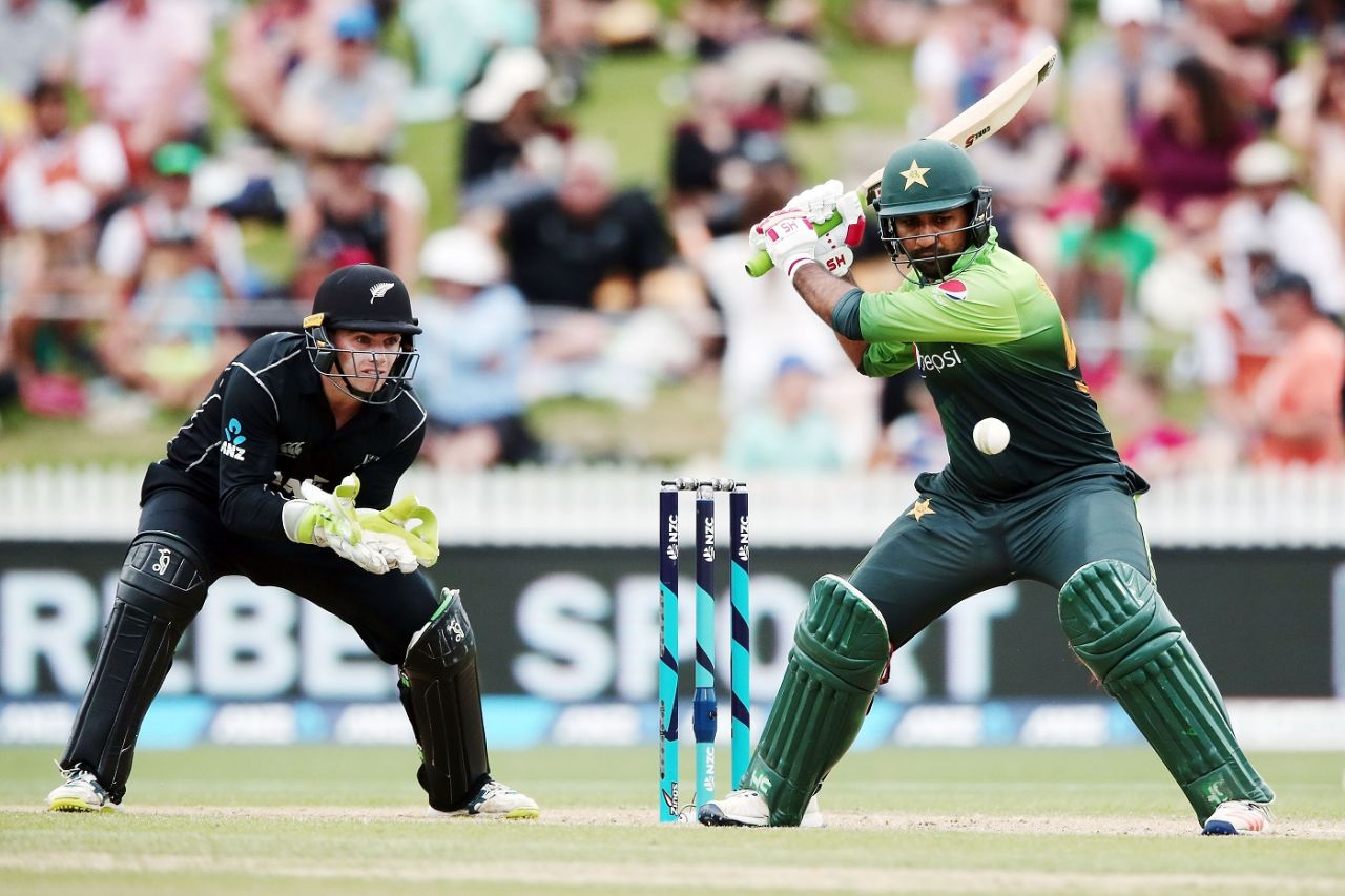 Sarfraz Ahmed shapes up for a big hit, New Zealand v Pakistan, 4th ODI, Hamilton, January 16, 2018