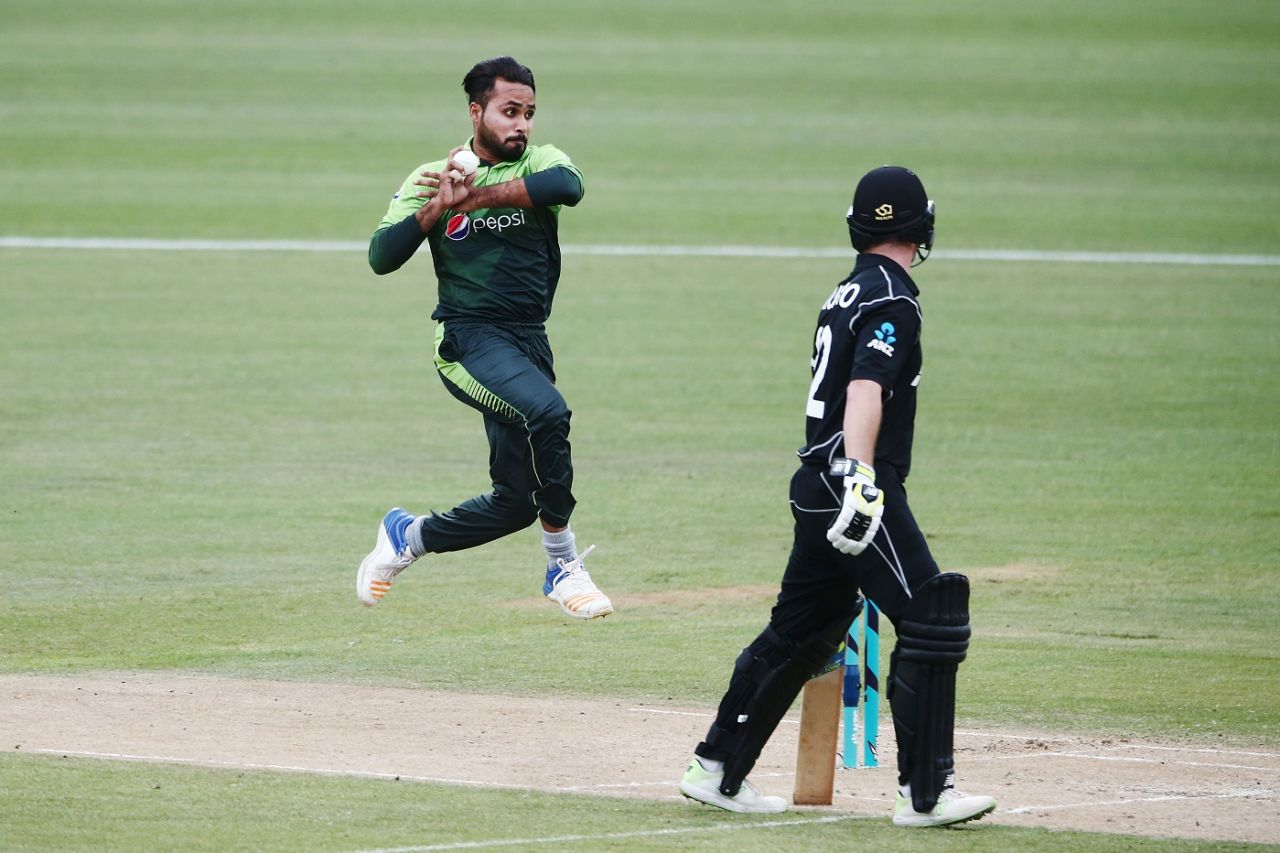 Faheem Ashraf is a picture of exertion, New Zealand v Pakistan, 4th ODI, Hamilton, January 16, 2018