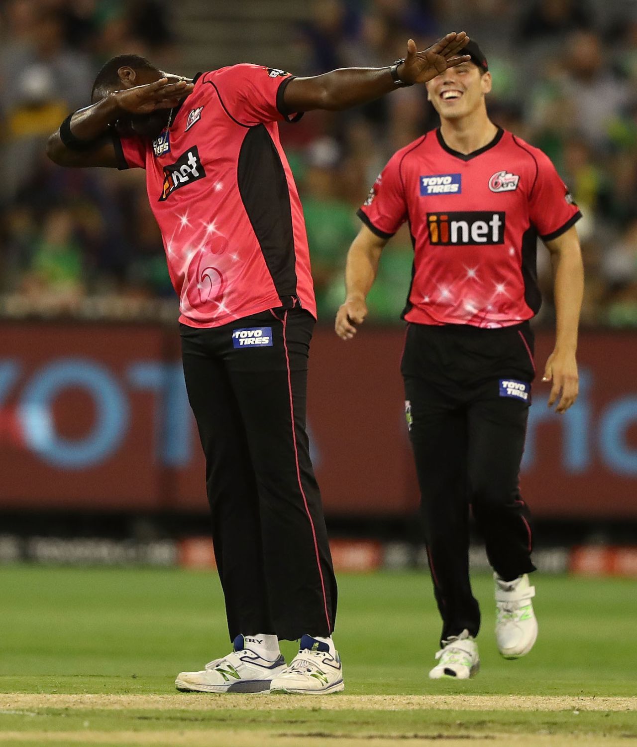 Carlos Brathwaite takes out the dab, Melbourne Stars v Sydney Sixers, BBL 2017-18, Melbourne, January 16, 2018