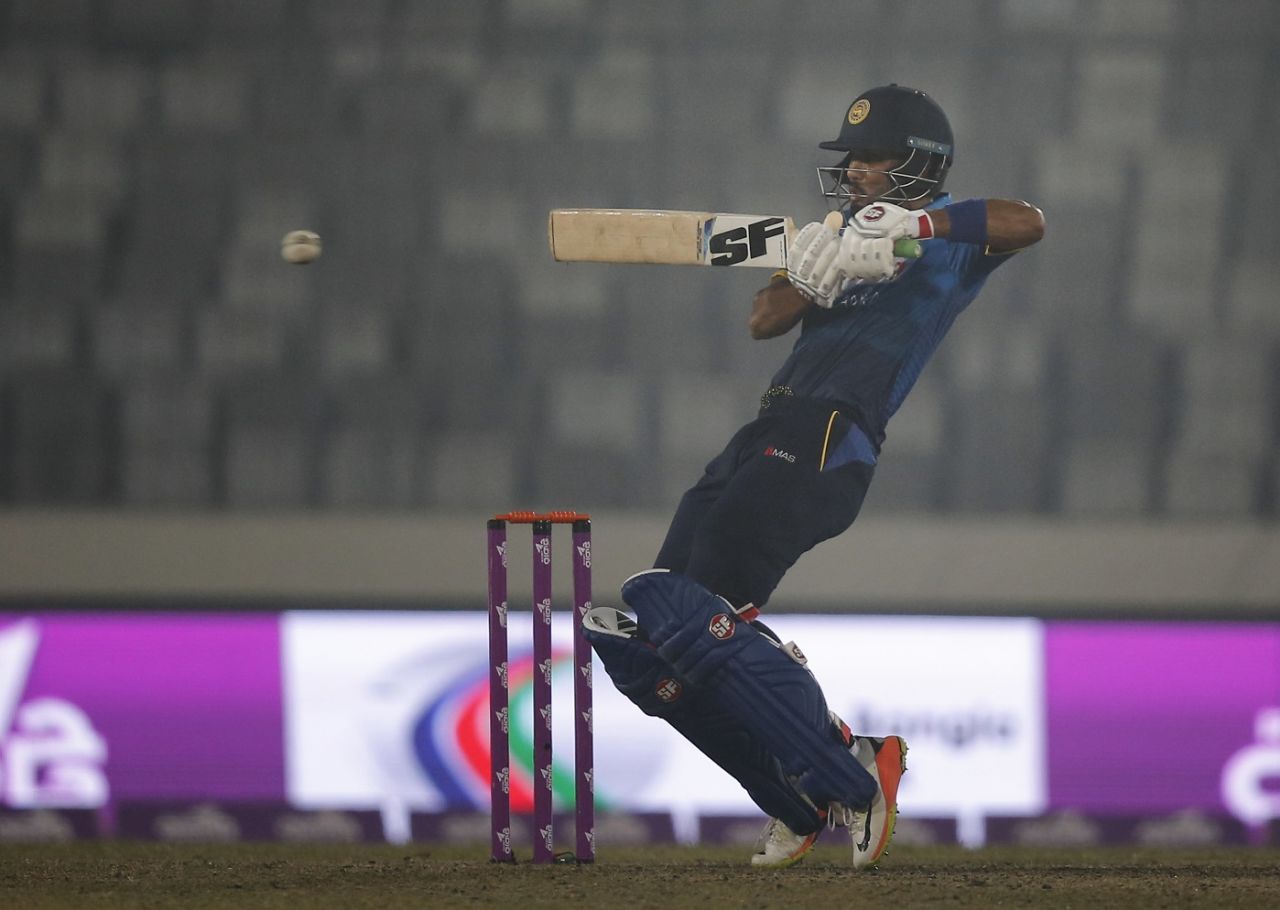 Dinesh Chandimal gets on top of the bounce, Sri Lanka v Zimbabwe, tri-series, Mirpur, January 17, 2018