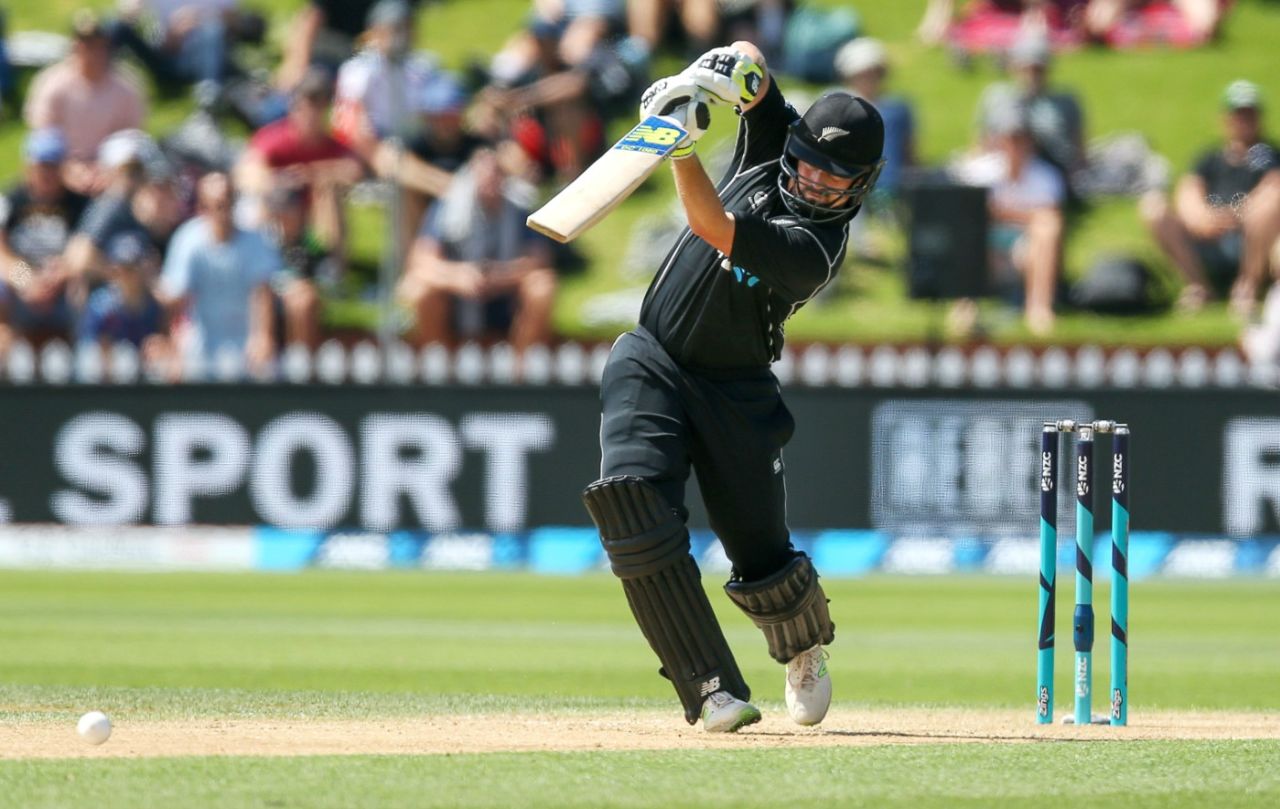 Colin Munro leans into a powerful straight drive, New Zealand v Pakistan, 5th ODI, Wellington, January 19, 2018