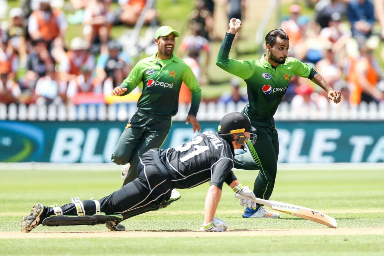 Faheem Ashraf takes aim at the stumps with Martin Guptill sprawling back, New Zealand v Pakistan, 5th ODI, Wellington, January 19, 2018