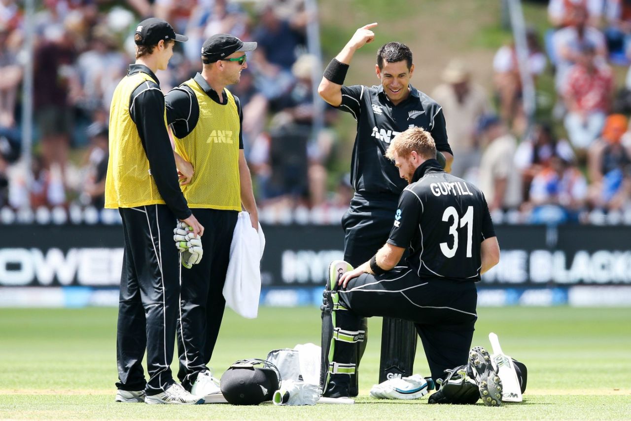 Martin Guptill and Ross Taylor have a discussion during their 112-run stand, New Zealand v Pakistan, 5th ODI, Wellington, January 19, 2018