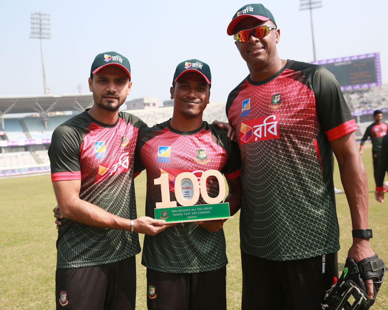 Rubel Hossain is flanked by Mashrafe Mortaza and Courtney Walsh after being felicitated for 100 ODI wickets, Bangladesh v Sri Lanka, Tri-nation series, Dhaka, January 19, 2018
