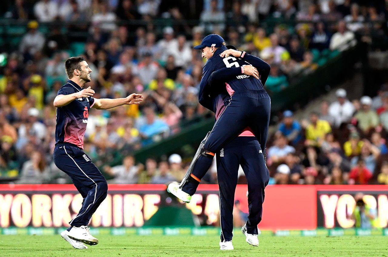 England celebrate Jos Buttler's catch to remove Steven Smith, Australia v England, 3rd ODI, Sydney, January 21, 2018