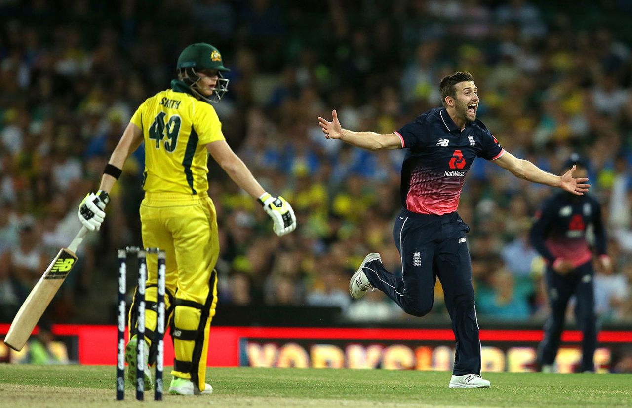 Steven Smith looks back after edging to Jos Buttler, Australia v England, 3rd ODI, Sydney, January 21, 2018