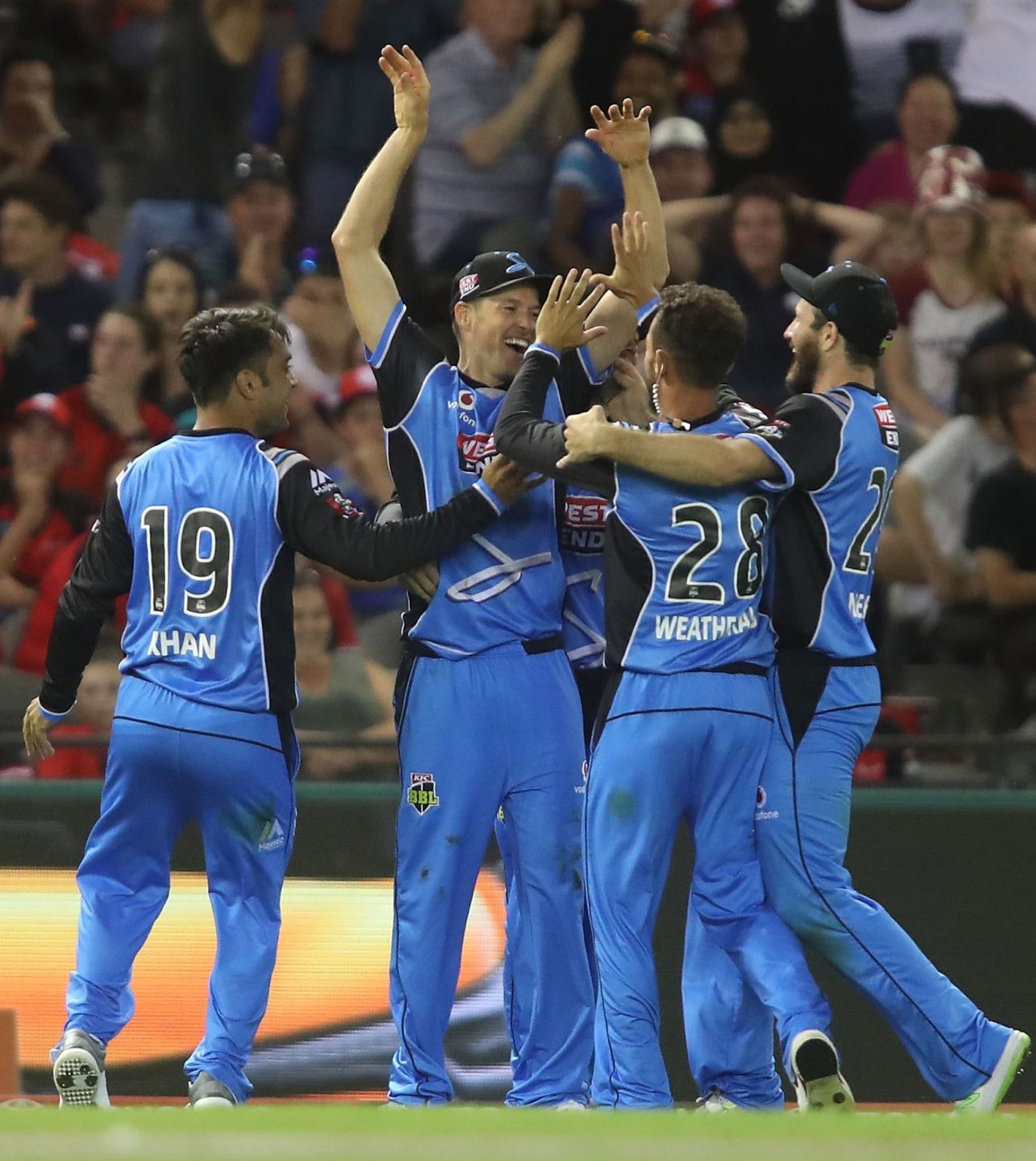 Ben Laughlin and Jake Weatherald combined to take an astonishing catch, Melbourne Renegades v Adelaide Strikers, BBL 2017-18, Melbourne, January 22, 2018