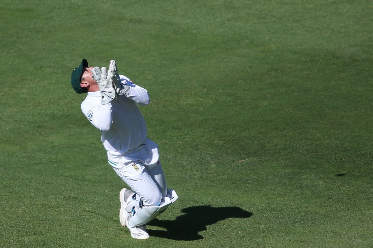 Eyes on the prize: Quinton de Kock in the process of pulling off a ripping catch, South Africa v India, 3rd Test, Johannesburg, 1st day, January 24, 2018