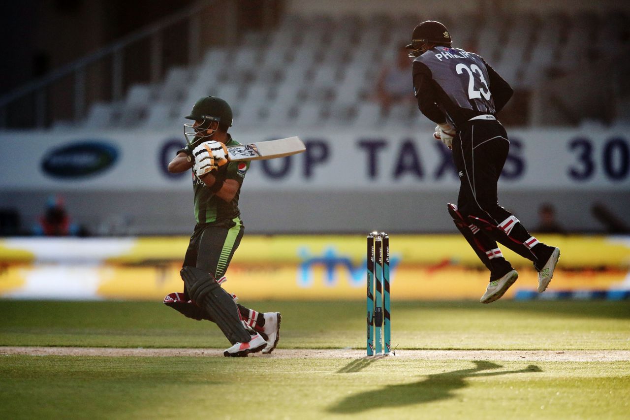 Babar Azam and Glenn Phillips ride the bounce in front of and behind the wicket, New Zealand v Pakistan, 2nd T20I, Auckland