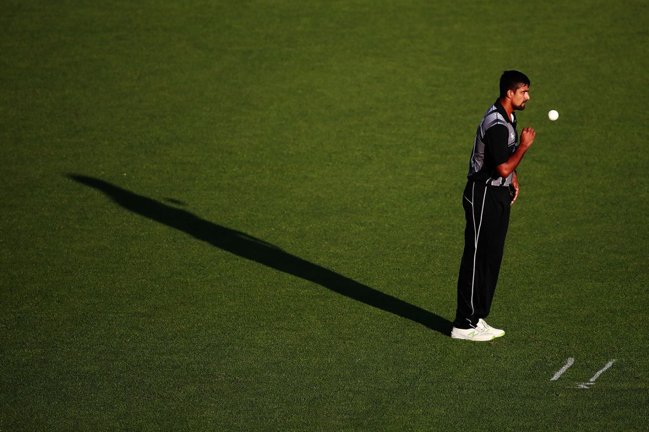 Ish Sodhi at the top of his run-up, New Zealand v Pakistan, 2nd T20I, Auckland