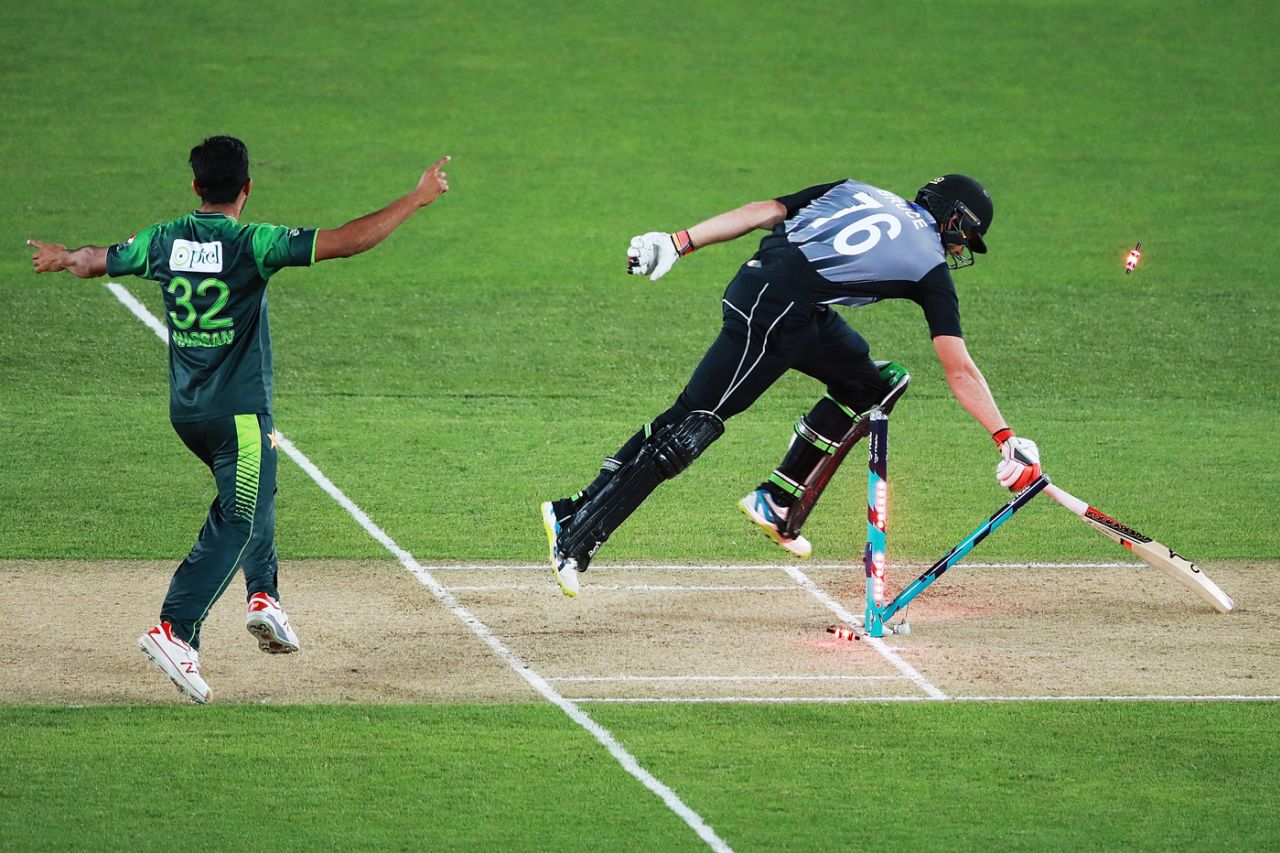 A direct-hit from Haris Sohail runs out Tom Bruce, New Zealand v Pakistan, 2nd T20I, Auckland