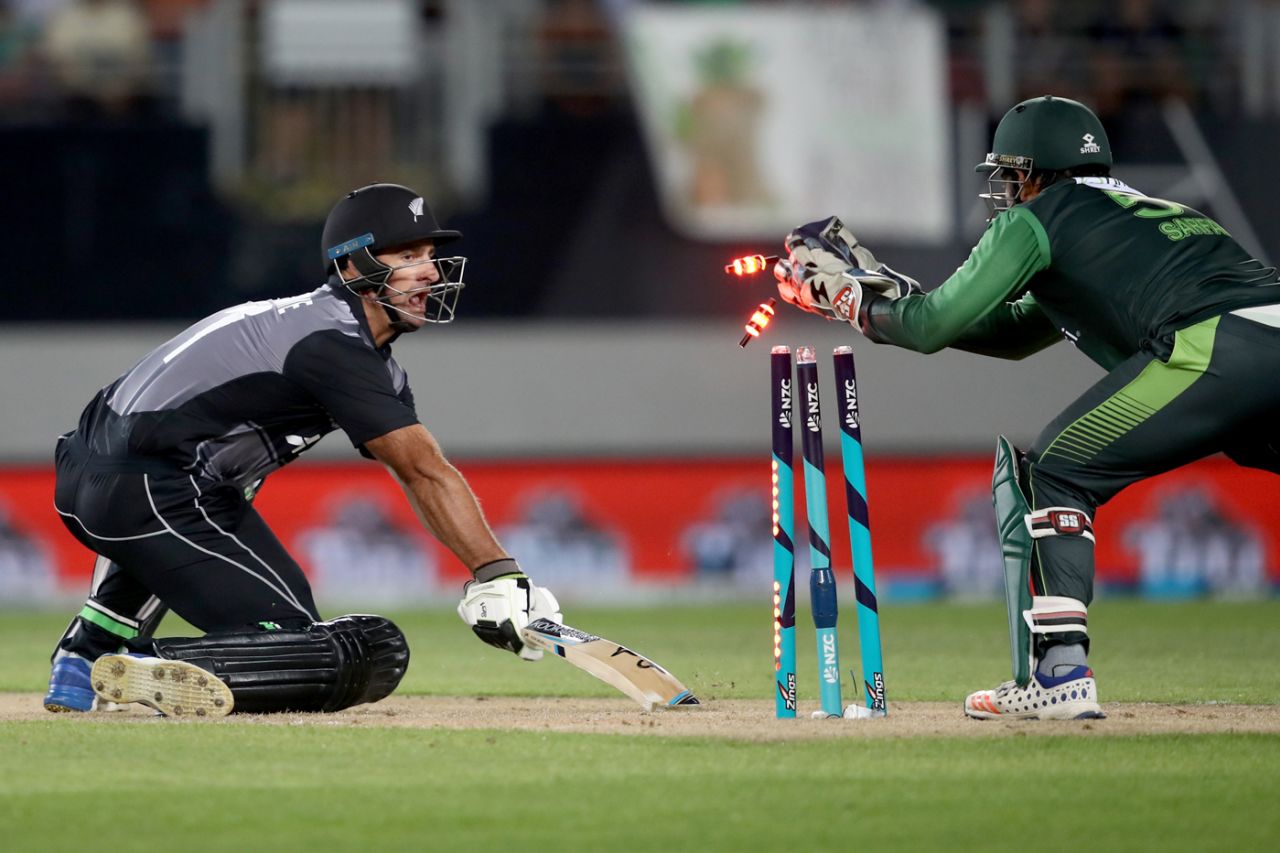 Sarfraz Ahmed stumps Colin de Grandhomme off Shadab Khan, New Zealand v Pakistan, 2nd T20I, Auckland