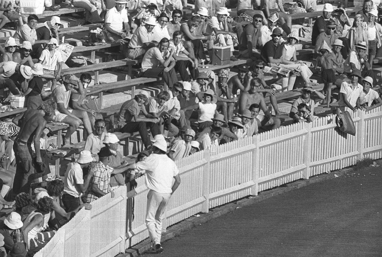 A spectator grabs a hold of John Snow's shirt, Australia v England, 7th Test, Sydney, 3rd day, February 14, 1971