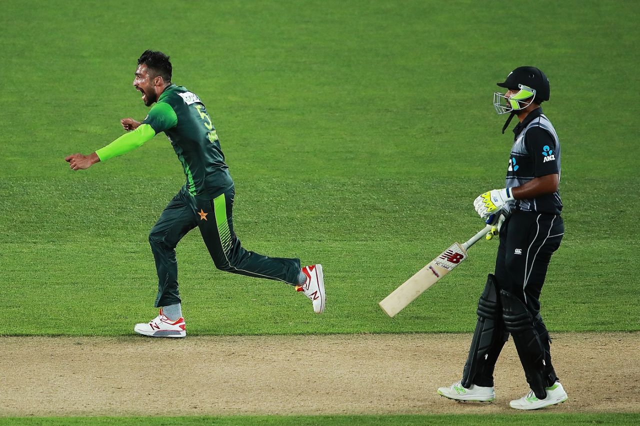 Mohammad Amir celebrates Pakistan's victory in the second T20I, New Zealand v Pakistan, 2nd T20I, Auckland, January 25, 2018