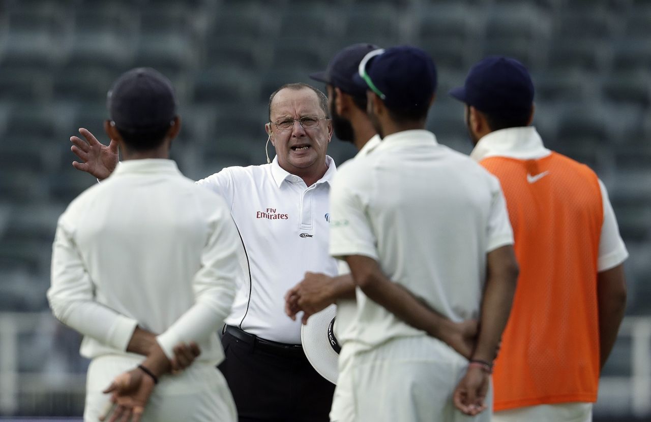 Umpire Ian Gould ushers the players off the field, South Africa v India, 3rd Test, Johannesburg, 3rd day, January 26, 2018