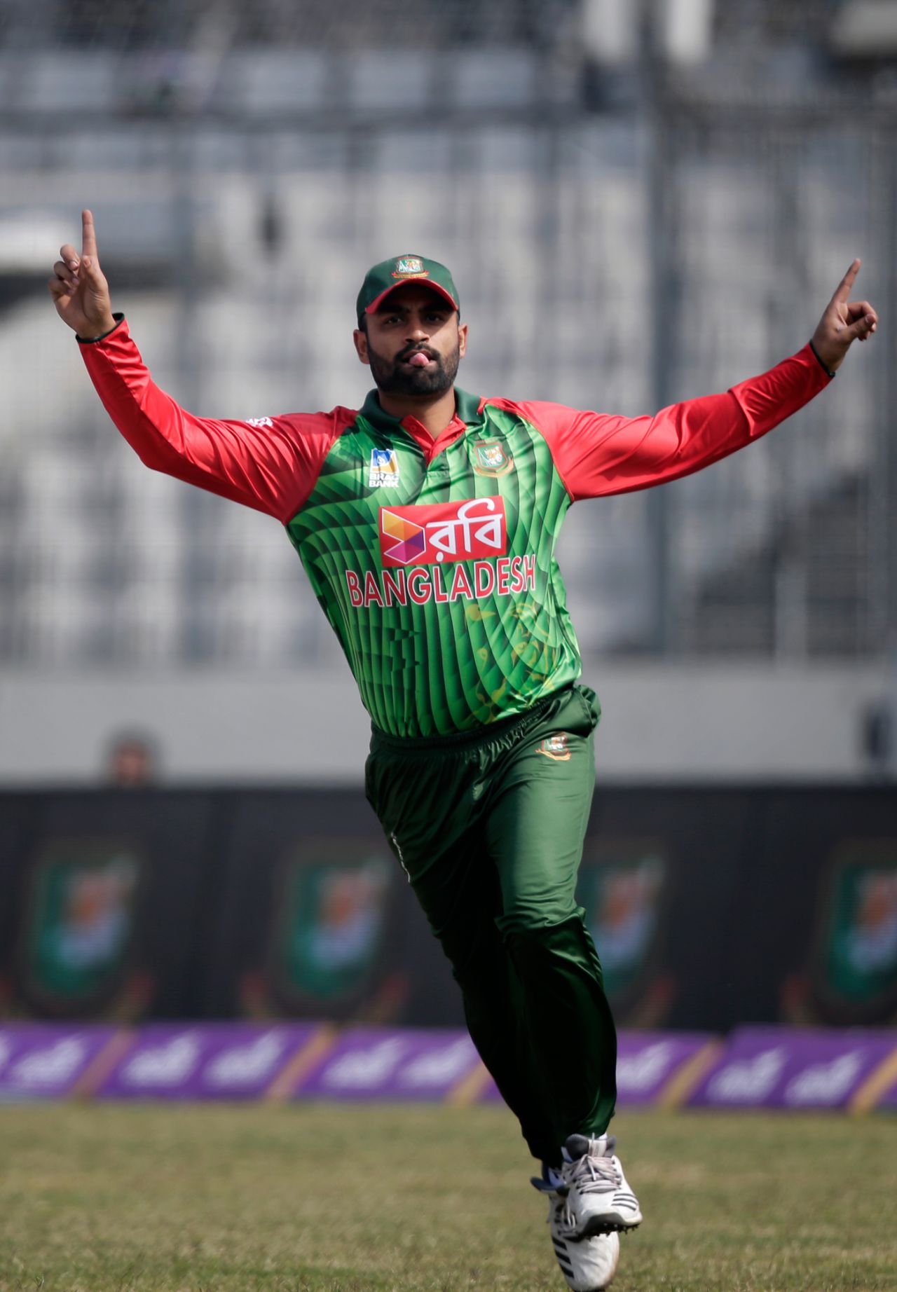 Tamim Iqbal celebrates after taking a catch at long-off, Bangladesh v Sri Lanka, Tri-Nation Series, final, Mirpur, January 27, 2018