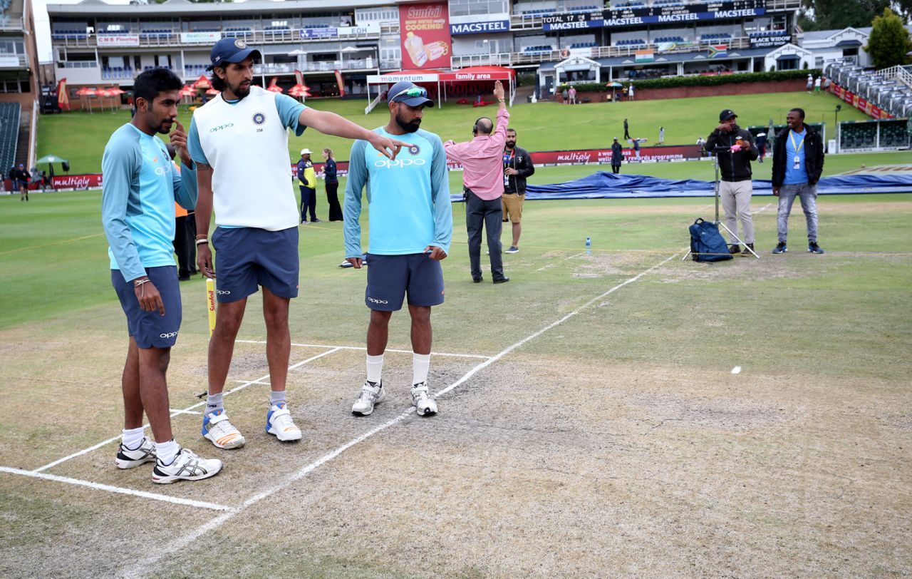 Ishant Sharma, Jasprit Bumrah and Mohammed Shami take a look at the pitch, South Africa v India, 3rd Test, Johannesburg, 4th day, January 27, 2018