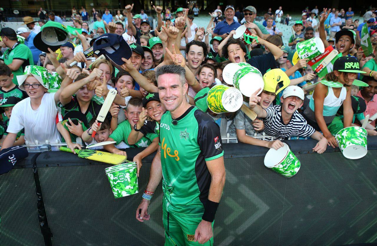 Melbourne Stars fans cheer Kevin Pietersen after his last match in the BBL, Stars v Hurricanes, Big Bash League, Melbourne, January 27, 2018