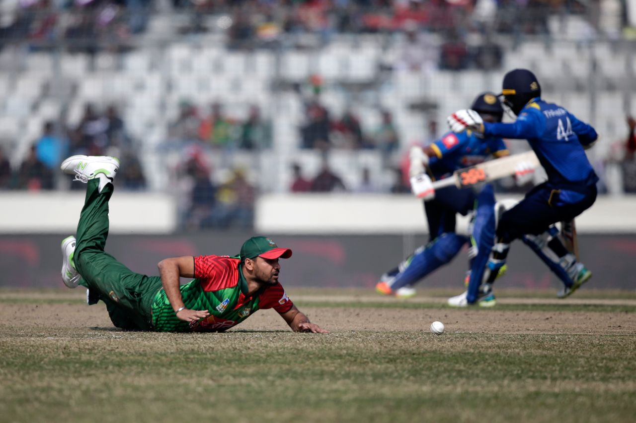 Mashrafe Mortaza dives to stop the ball, Bangladesh v Sri Lanka, Tri-Nation Series, final, Mirpur, January 27, 2018