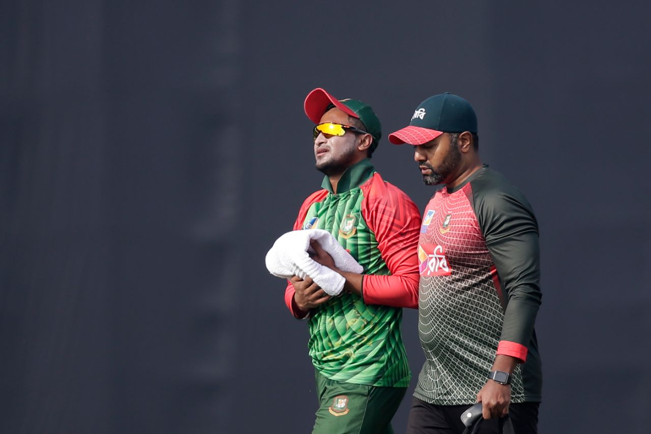 Shakib Al Hasan went off the field after injuring his hand while diving, Bangladesh v Sri Lanka, Tri-Nation Series, final, Mirpur, January 27, 2018