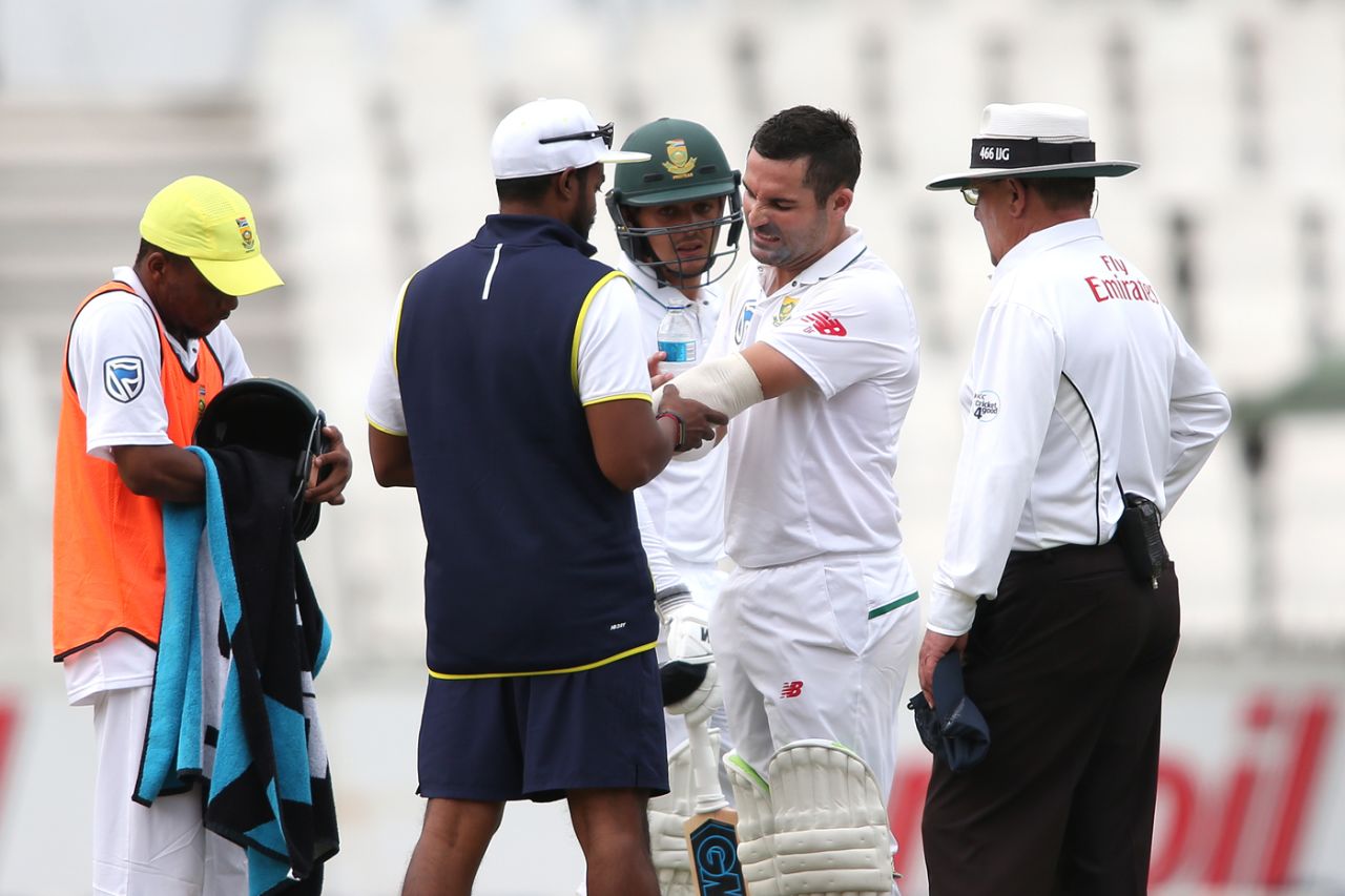 Dean Elgar receives medical assistance, South Africa v India, 3rd Test, Johannesburg, 4th day, January 27, 2018