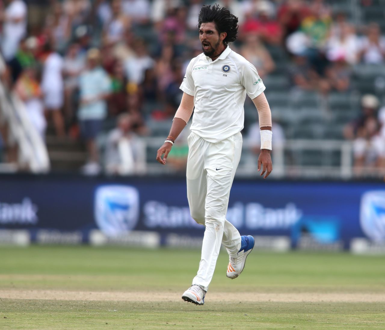 Ishant Sharma is congratulated by his team-mates upon picking up a wicket, South Africa v India, 3rd Test, Johannesburg, 4th day, January 27, 2018