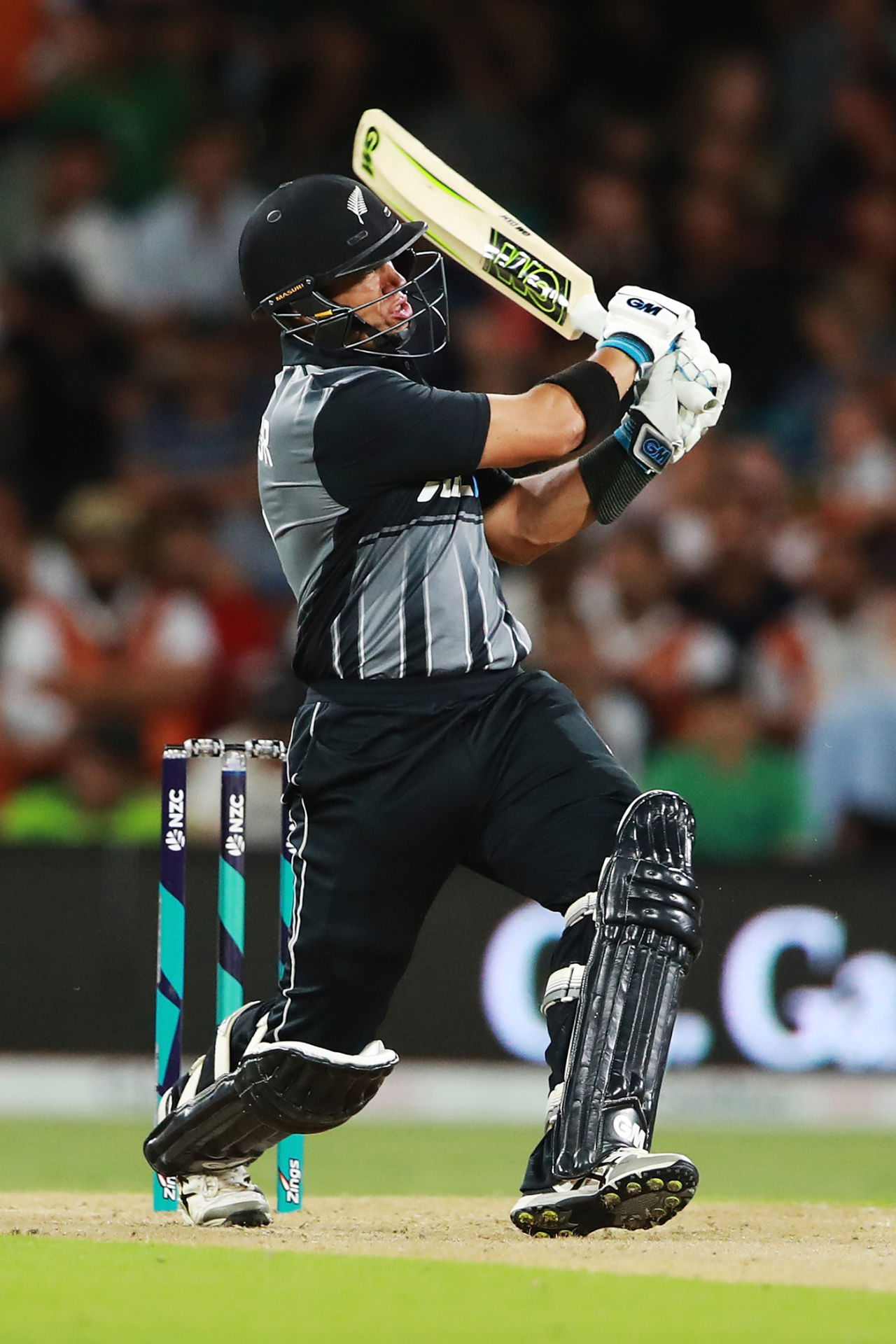 Ross Taylor heaves one en route to is 11-ball 25, Pakistan v New Zealand, 3rd T20I, Mount Maunganui, January 28, 2018