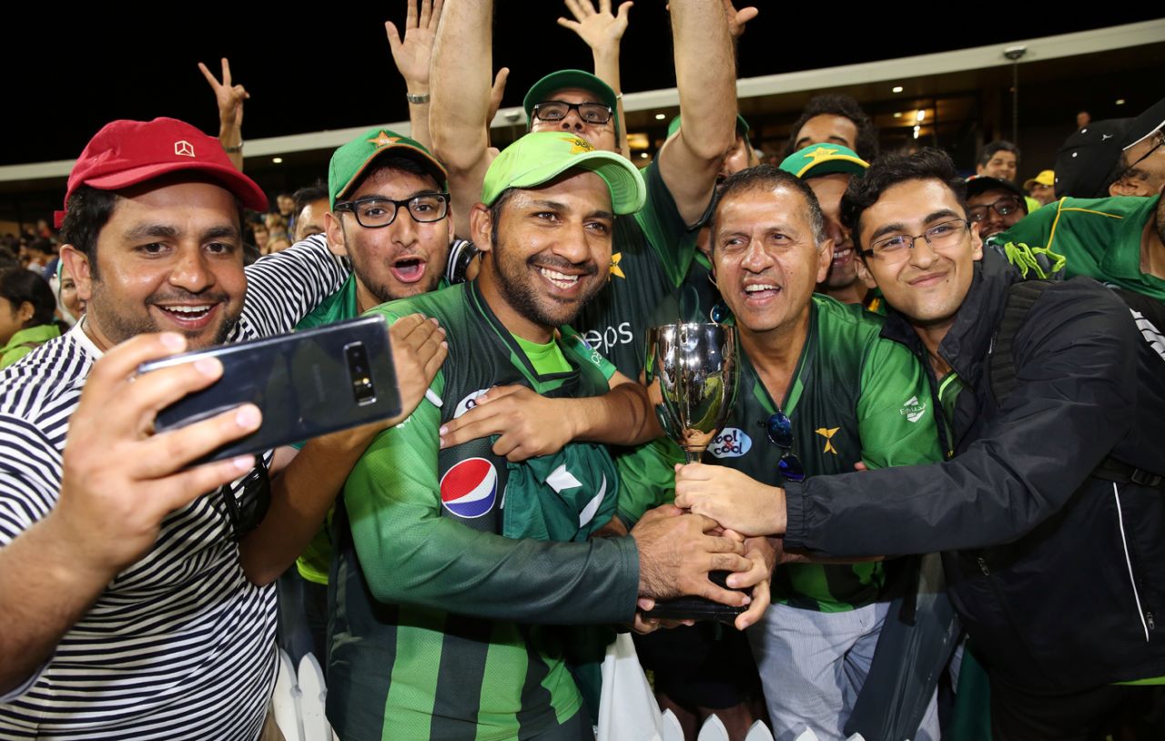 Sarfraz Ahmed takes a picture with his fans, Pakistan v New Zealand, 3rd T20I, Mount Maunganui, January 28, 2018