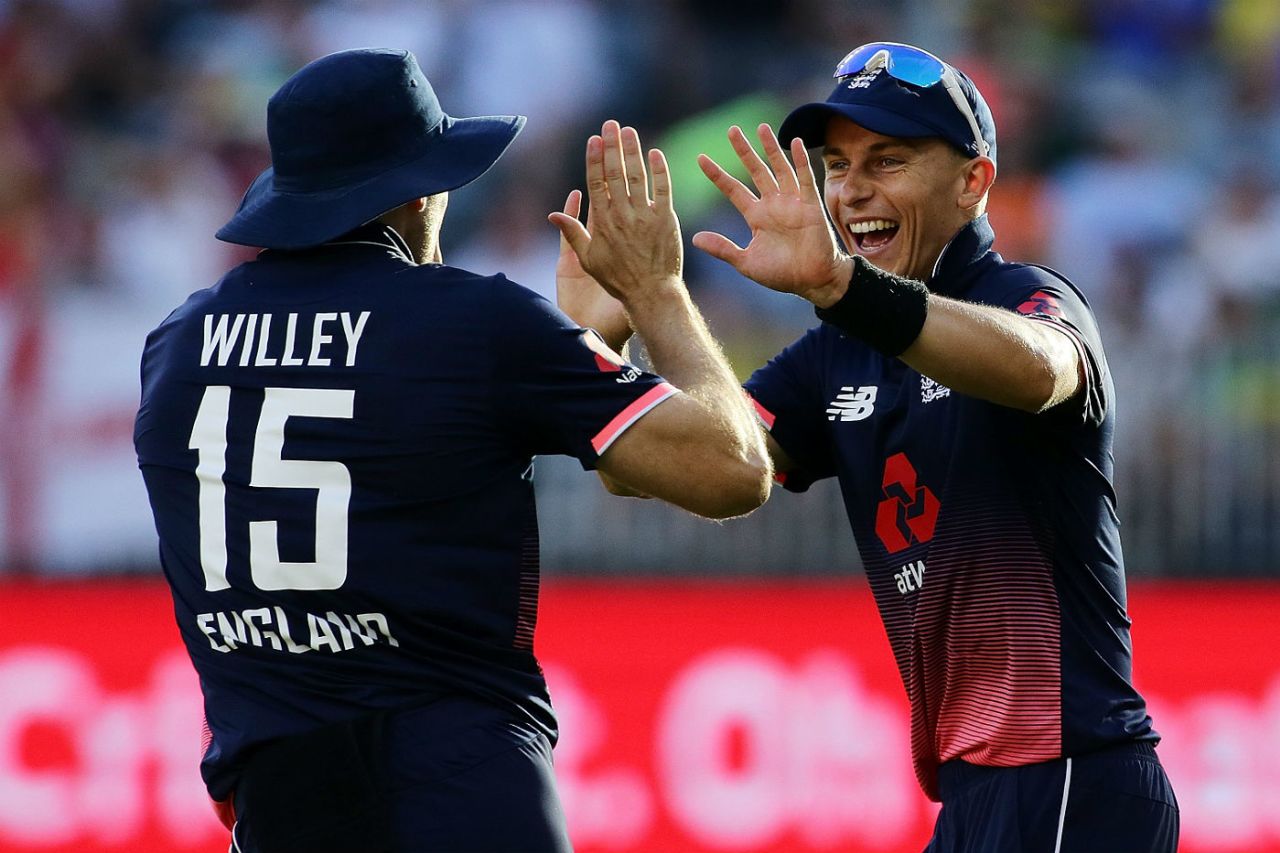 Tom Curran and David Willey celebrate the wicket of Marcus Stoinis
, Australia v England, 5th ODI, Perth, January 28, 2018