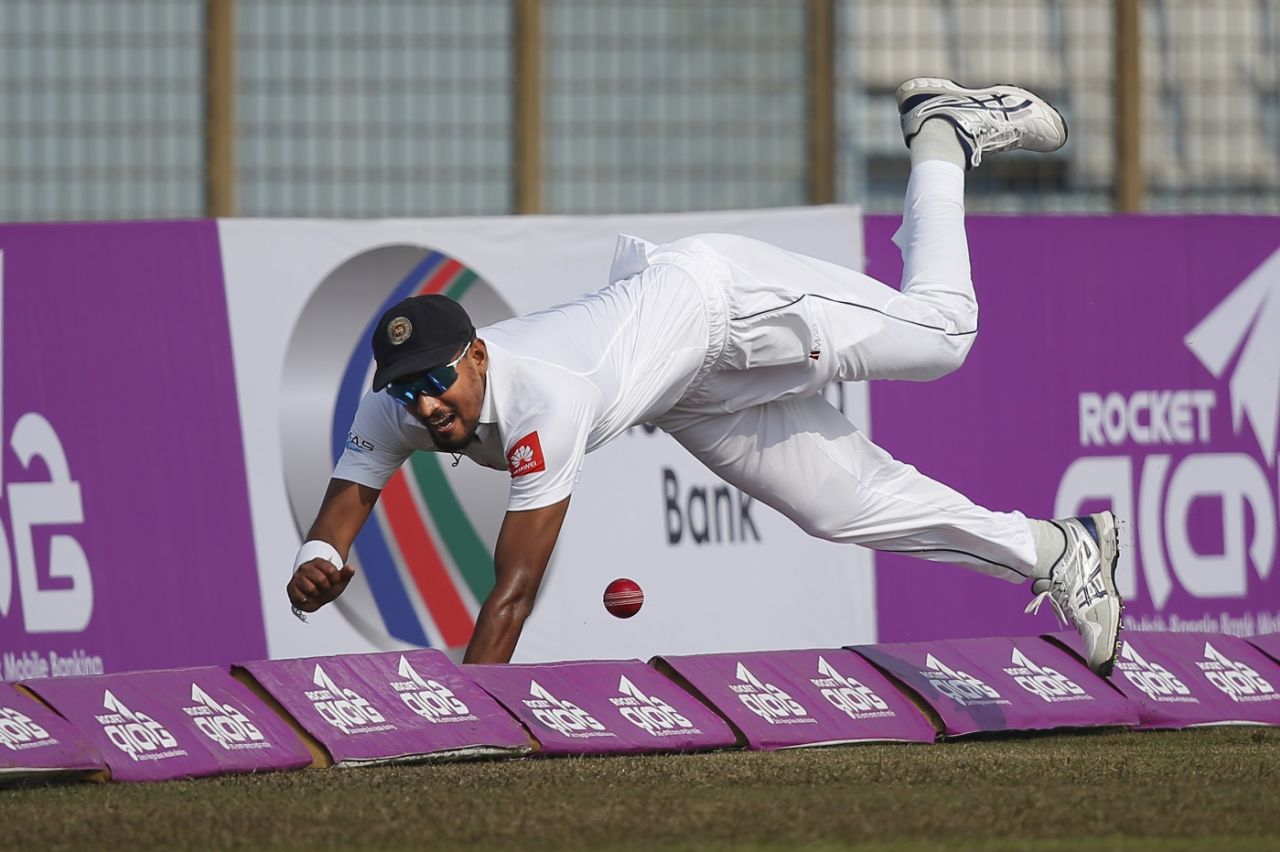 Suranga Lakmal tries to stop a boundary, Bangladesh v Sri Lanka, 1st Test, Chittagong, 1st day, January 31, 2018