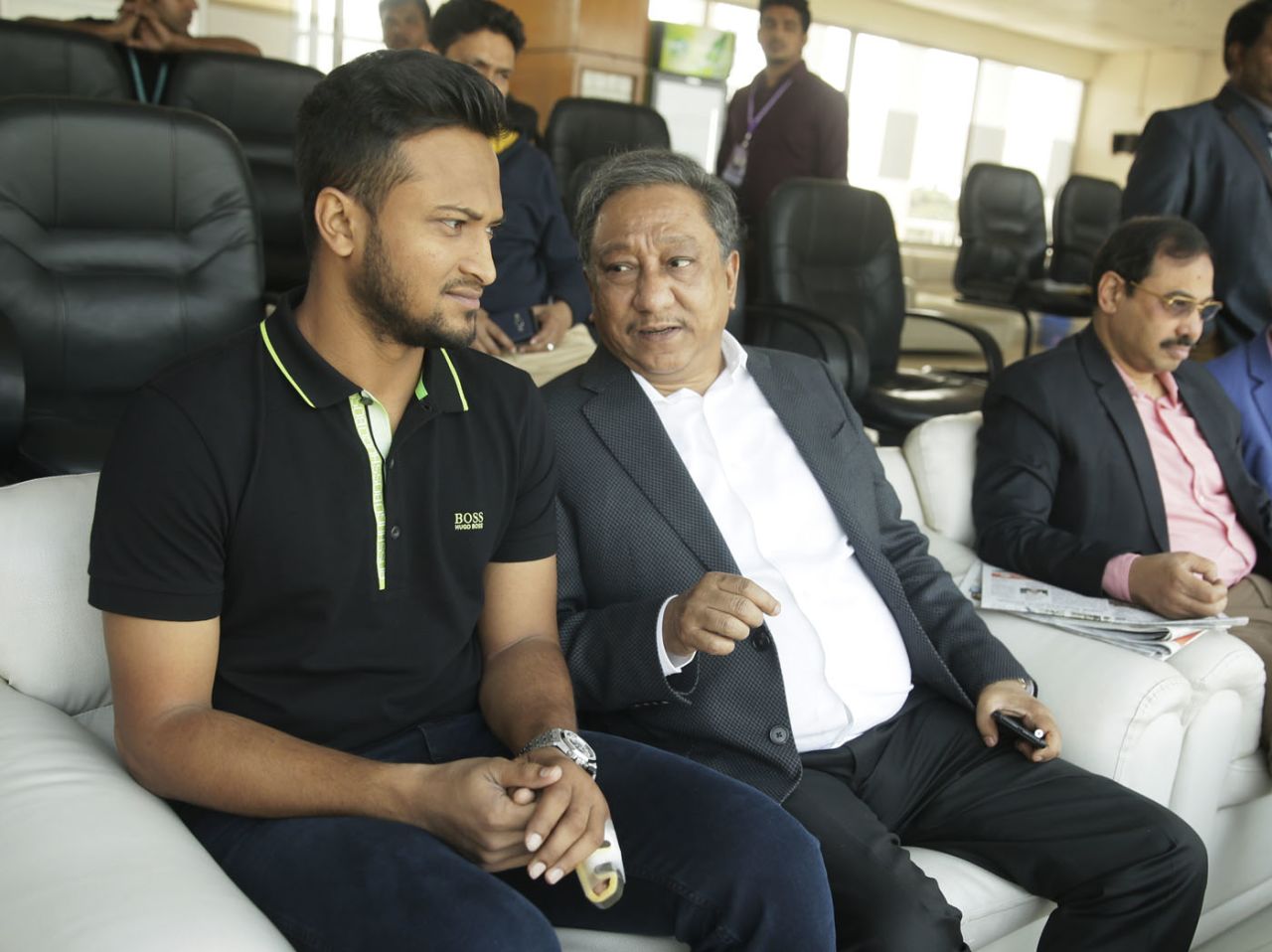 Shakib Al Hasan chats with BCB president Nazmul Hassan, Bangladesh v Sri Lanka, 1st Test, Chittagong, 1st day, January 31, 2018