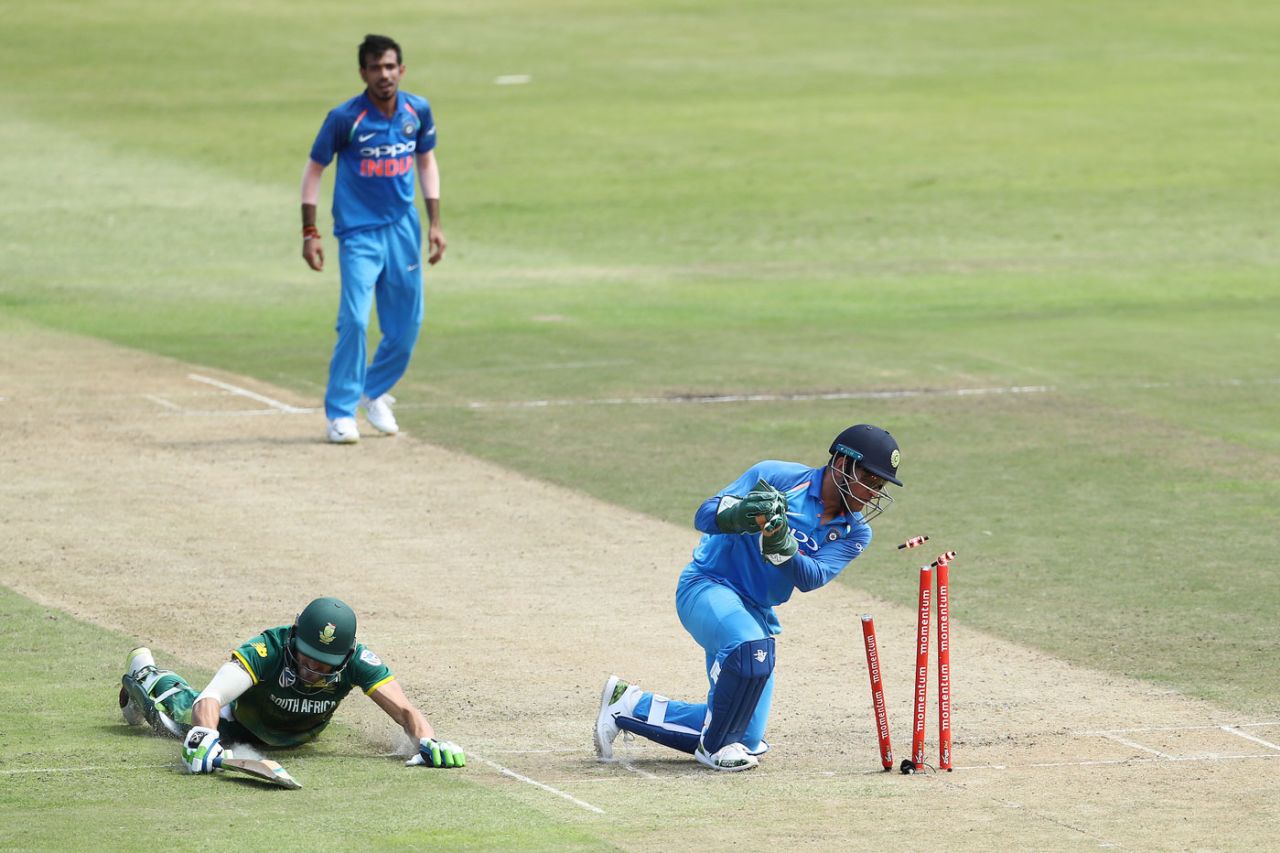 MS Dhoni attempts to run Faf du Plessis out, South Africa v India, 1st ODI, Durban, February 1, 2018
