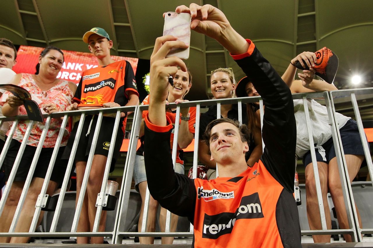 Jhye Richardson poses for selfies with fans, Perth Scorchers v Hobart Hurricanes, BBL 2017-18 semi-final, Perth