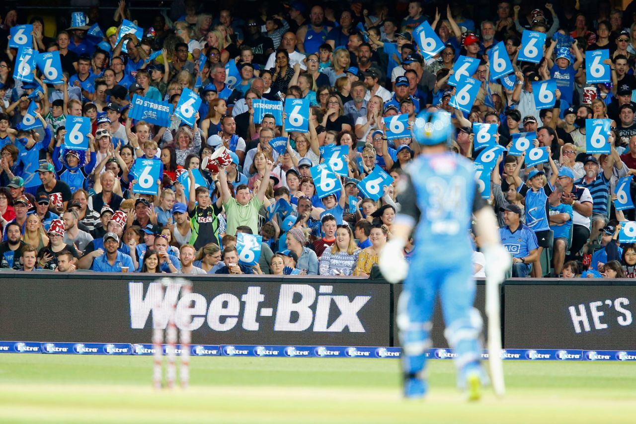 The Adelaide crowd salute a Travis Head six, Adelaide Strikers v Melbourne Renegades, BBL 2017-18, Adelaide, February 2, 2018