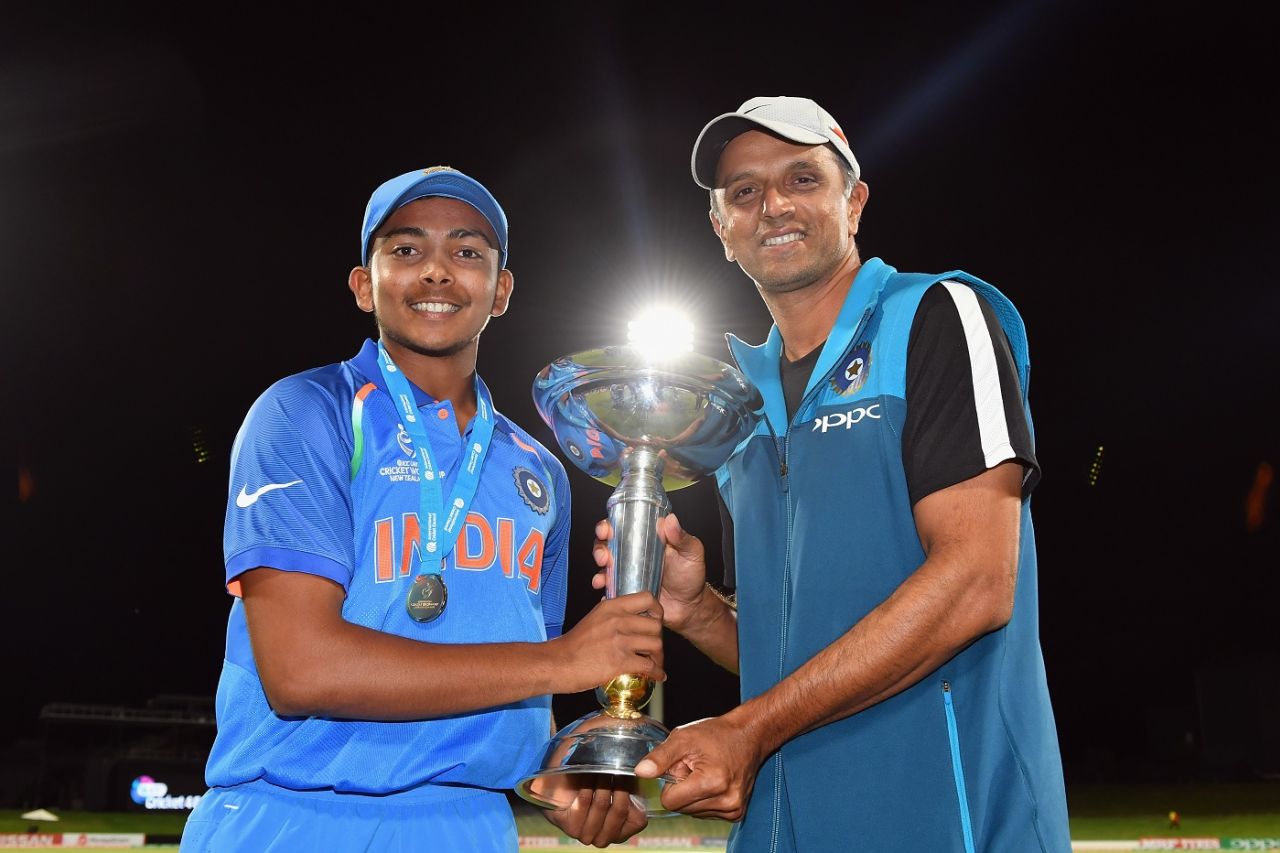 India captain Prithvi Shaw and coach Rahul Dravid hold the World Cup trophy, Australia v India, Under-19 World Cup, final, Mount Maunganui, February 3, 2018