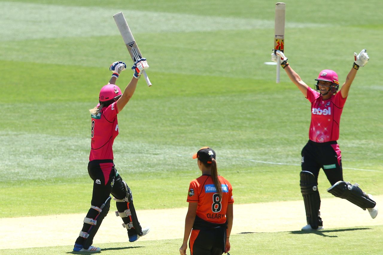 Ashleigh Gardner celebrates after Ellyse Perry hit the winning runs, Perth Scorchers v Sydney Sixers, WBBL 2017-18, final, Adelaide, February 4, 2018