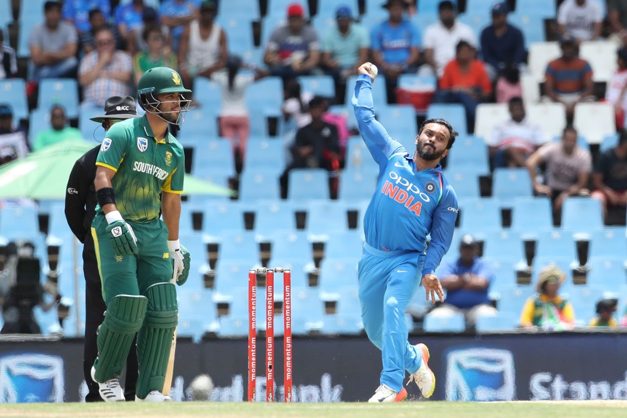 Kedar Jadhav sends one down, South Africa v India, 2nd ODI, Centurion, February 4, 2018 