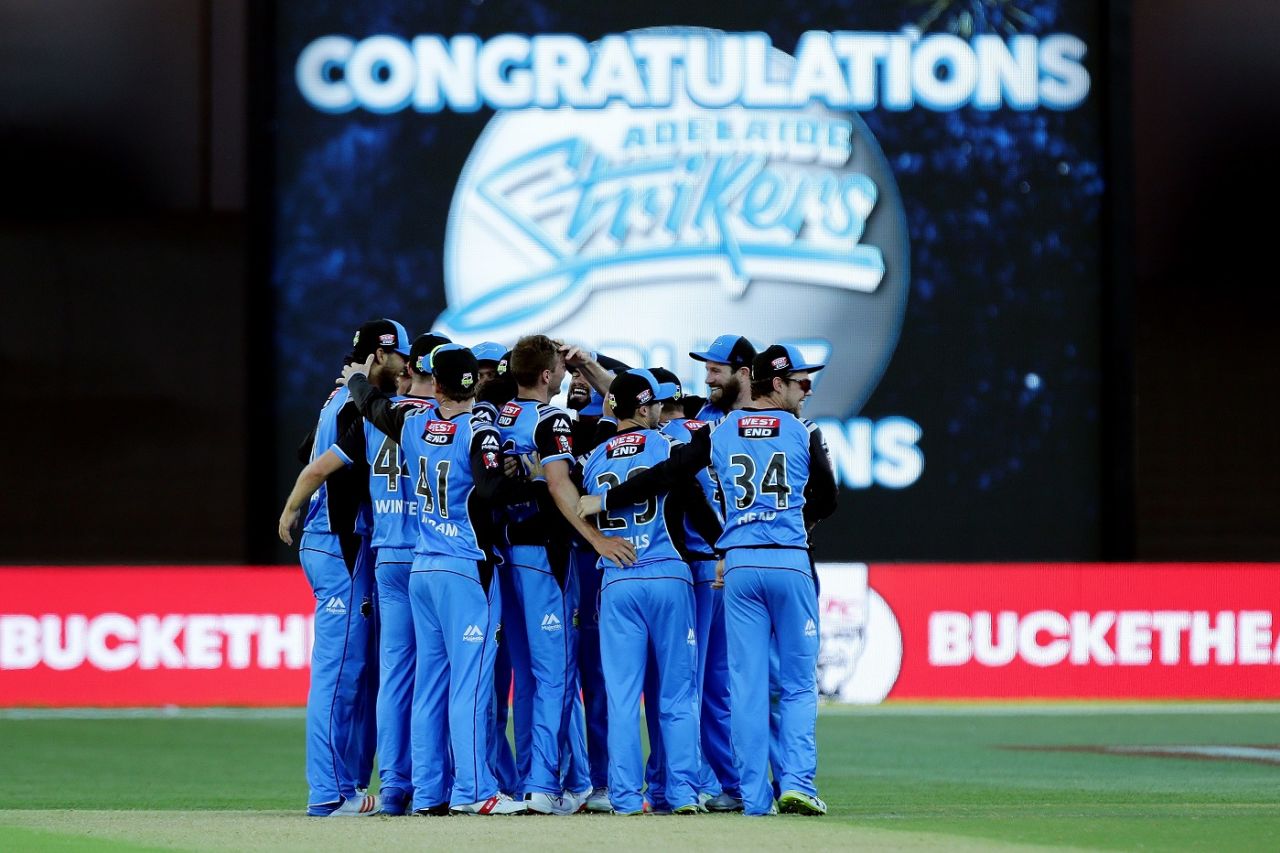 The Strikers gather into a huddle to celebrate their first BBL title win, Adelaide Strikers v Hobart Hurricanes, BBL 2017-18, final, Adelaide, February 4, 2018