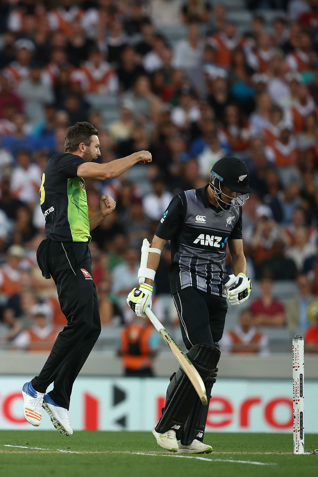 Andrew Tye removed Mitchell Santner as New Zealand floundered, New Zealand v Australia, T20 Tri-Series final, Auckland, February 21, 2018