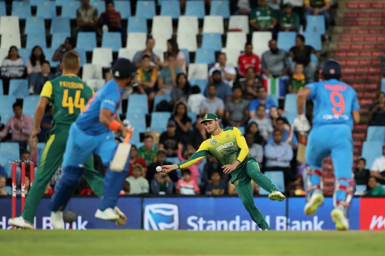 David Miller takes a shy at the stumps, South Africa v India, 2nd T20I, Centurion, February 21, 2018