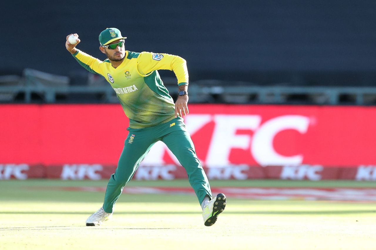 Reeza Hendricks shapes to throw the ball, South Africa v India, 3rd T20I, Cape Town, February 24, 2018