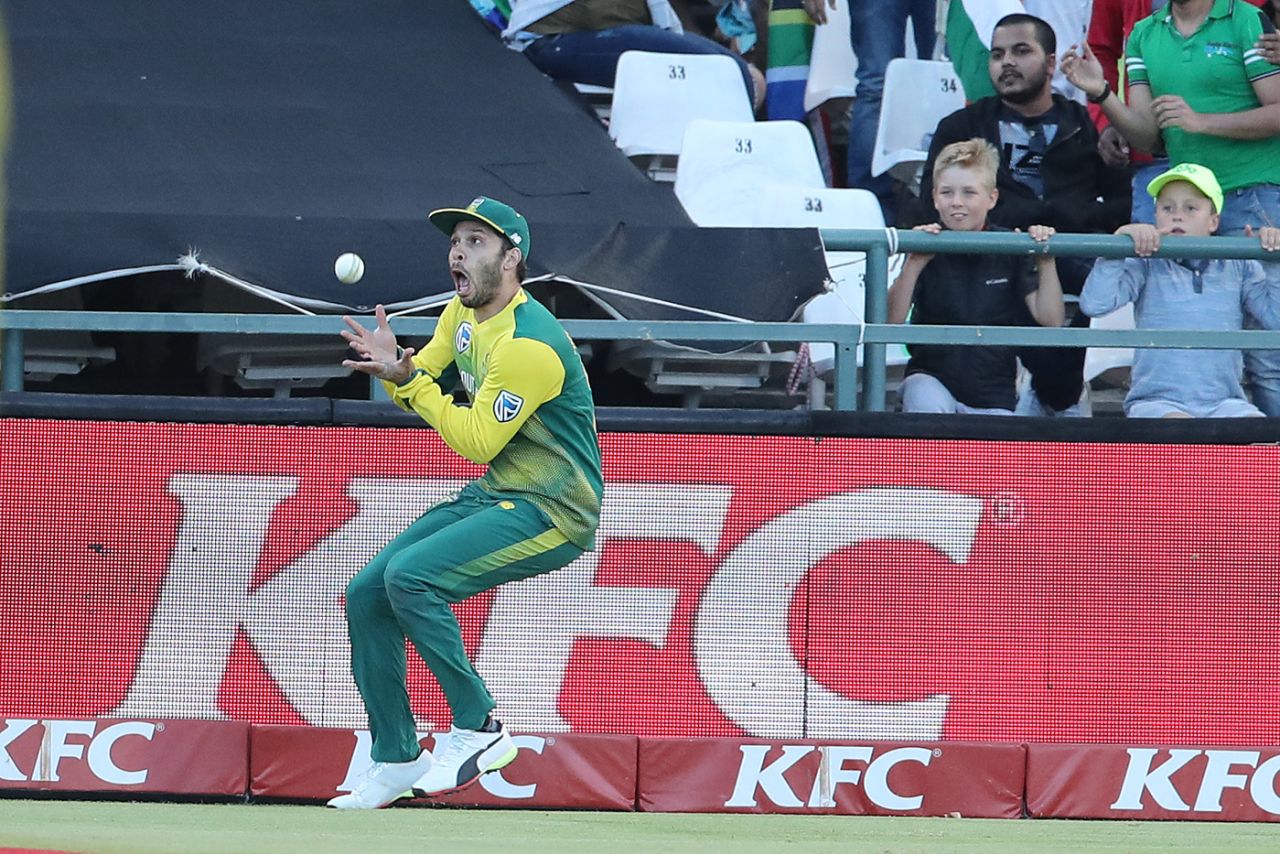Farhaan Behardien settles underneath Suresh Raina's catch, South Africa v India, 3rd T20I, Cape Town, February 24, 2018